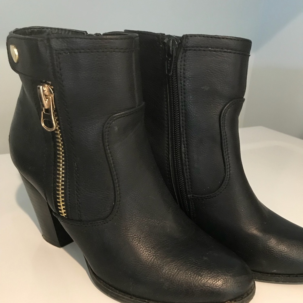 Apt 9 (Kohl’s) Black leather booties, size 7.5